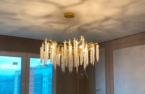 Установка люстры в комнате